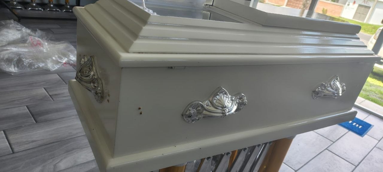Ataúd blanco con herrajes plateados